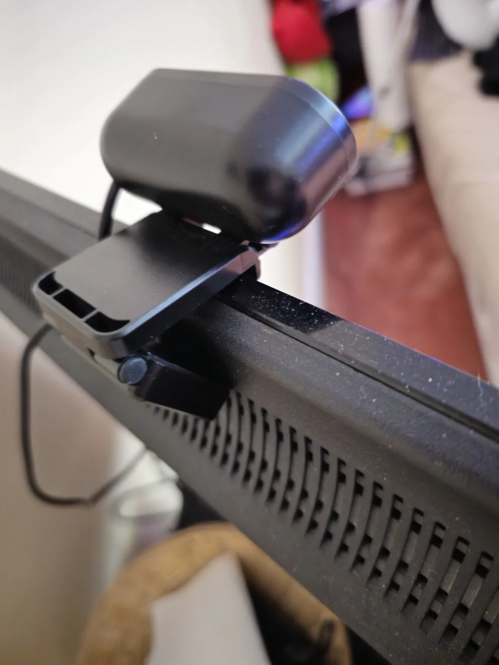 2 Webcams: A Full HD 1080P USB Webcam equipped with A Microphone & A Logitech